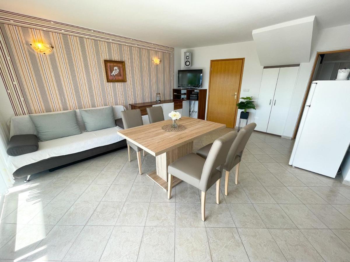 Apartment Nika 1 Dramalj Esterno foto